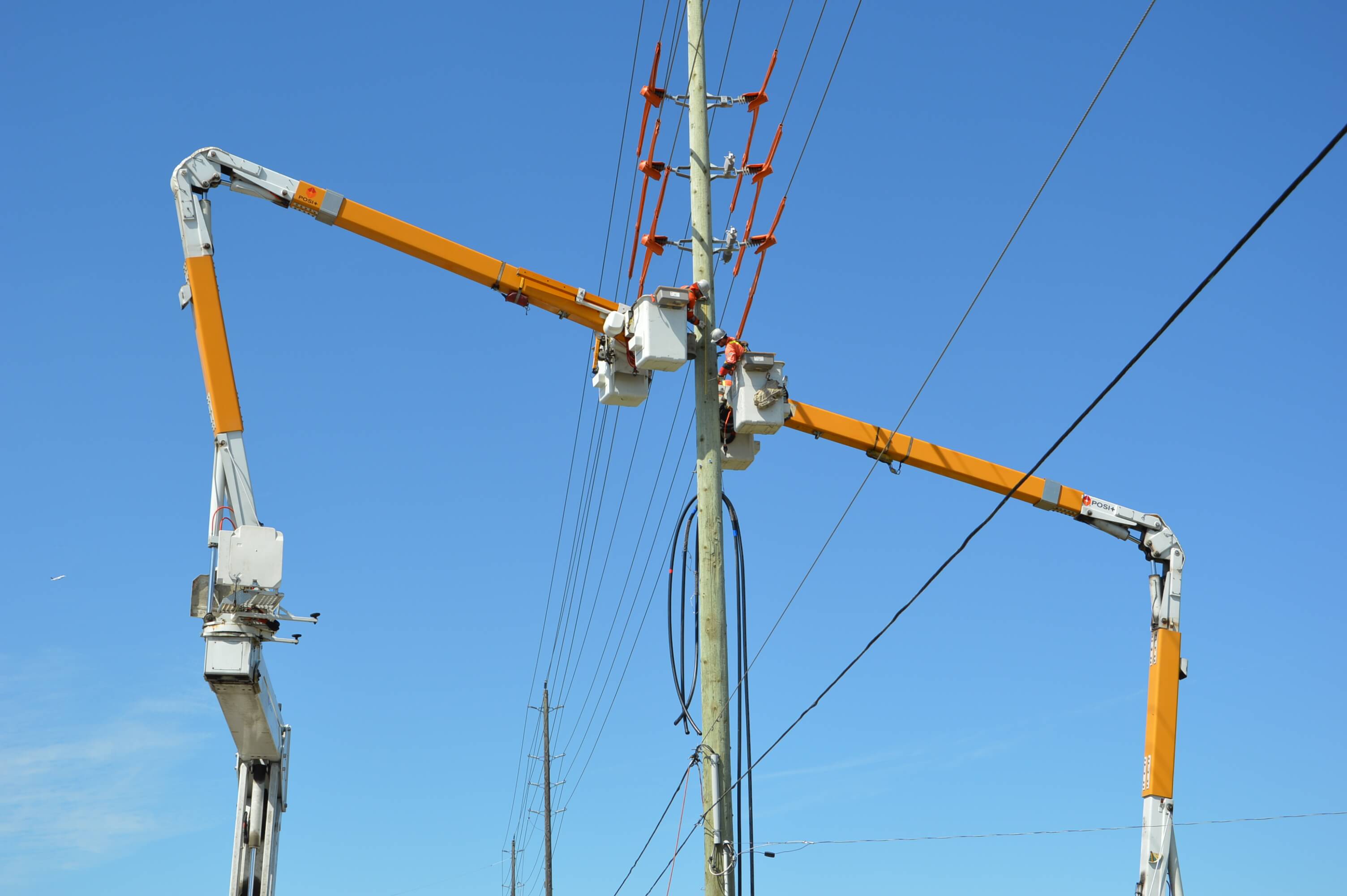 Richmond Hill - Alectra employees working on the power lines